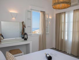 Master bedroom with double bed και θέα στη θάλασσα