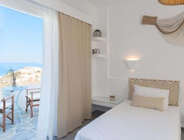 Chambre avec lits simples et vue sur la mer